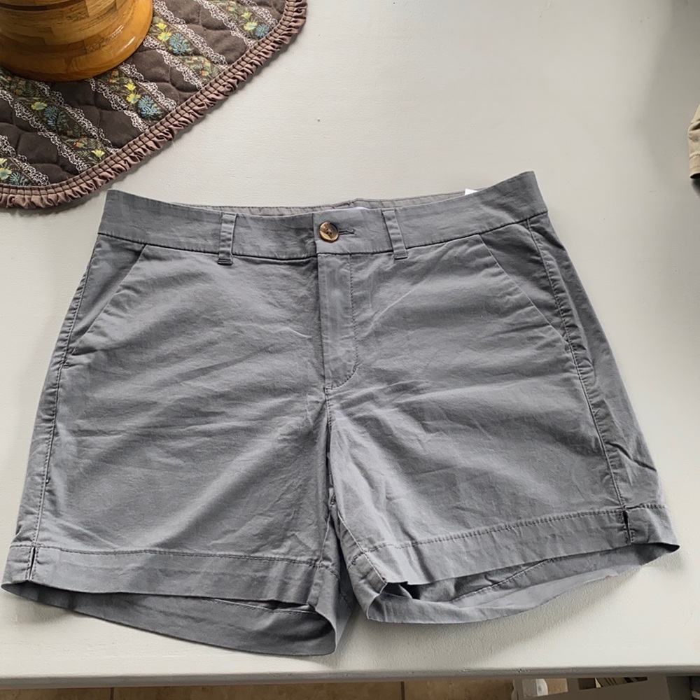 Brand new , never worn Old Navy shorts. Color: Gray. Size: 10.